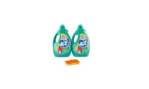 Due flaconi di candeggina ACE Gentile per colorati, con tecnologia Oxy Color, accanto a una spugna arancione.