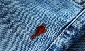 Macchia rossa su jeans blu, un problema comune per chi cerca come togliere le macchie di ciclo.