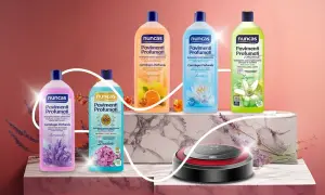 Linee di detersivi Nuncas Pavimenti Profumati, detersivi senza sbiancanti ottici, con fragranze lavanda, agrumi, fiorito e zagara, accanto a un robot aspirapolvere.