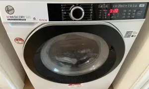 Lavatrice Hoover H-Wash&Dry 500 con oblò chiuso. Il display mostra 3:20, indicando che il cestello non si apre.