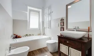 Mobiletti con cesti in vimini sono un'ottima soluzione per capire dove mettere i detersivi in bagno, mantenendo tutto in ordine.