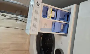 Cassetto del detersivo della lavatrice con scomparti per detersivo, ammorbidente e candeggina. Pronto per il prelavaggio lavatrice.