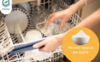 Mani che caricano bicchieri in lavastoviglie. Scopri la cura lavastoviglie dove si mette il bicarbonato per pulire.
