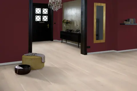Ingresso con parquet rovere sbiancato: luminosità e stile, ma attenzione alla manutenzione.