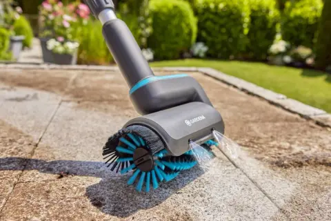 Spazzola rotante per pulire pavimento esterno con idropulitrice, rimuove sporco e muschio per un patio splendente.