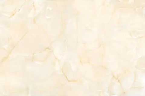 Superficie in marmo beige con venature dorate, ideale per scoprire come pulire il marmo poroso e mantenerlo splendente.