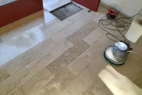 Macchina lucidatrice per marmo in azione, parte di un progetto di decerante per marmo fai da te.