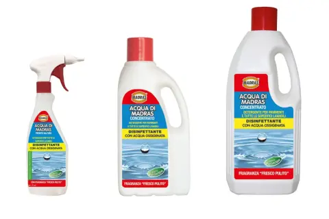 Tre flaconi di detergente Madras per pavimenti e superfici lavabili, con acqua ossigenata per una pulizia profonda.