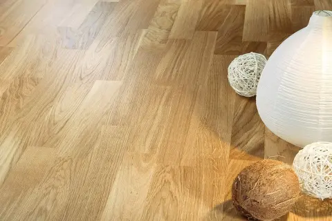 Parquet verniciato lucido, con decorazioni sferiche e una lanterna bianca. Ideale per la pulizia del tuo parquet verniciato.
