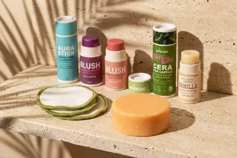 Prodotti di bellezza naturali: blush, balsamo labbra alla vaniglia e cera per capelli con cera di carnauba.