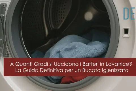 Lavatrice aperta con panni all'interno. Guida per capire la differenza tra igienizzante e disinfettante lavatrice per un bucato igienizzato.