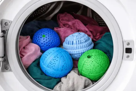 Palline colorate per il bucato, pronte per un lavaggio efficace nella lavatrice.