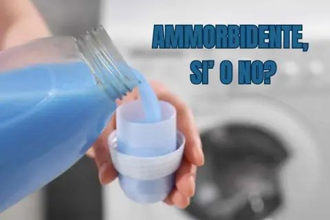 Versando ammorbidente blu in un tappo dosatore. A cosa serve l'ammorbidente? Per capi morbidi e profumati.