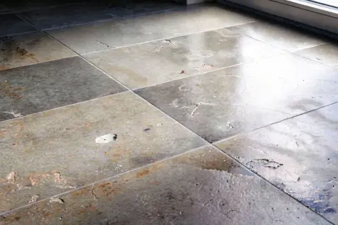 Piastrelle opache del bagno con macchie e crepe. Scopri come pulire piastrelle bagno opache per farle brillare di nuovo.
