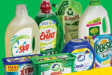 Varietà di detersivi per lavatrice, alcuni liquidi, altri in capsule. Attenzione: un detersivo liquido rovina lavatrice se usato impropriamente.