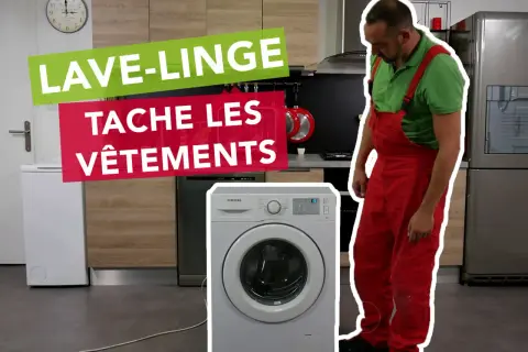 Un uomo in tuta rossa guarda una lavatrice. Testo sovrapposto: "LAVE-LINGE TACHE LES VÊTEMENTS".