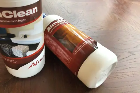 Due flaconi di sapone naturale per pavimenti in legno, ideali per pulire e sgrassare il pavimento in modo efficace.