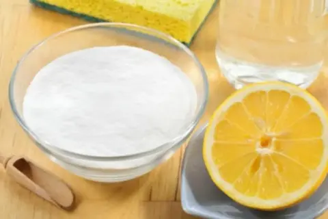 Bicarbonato in una ciotola, limone, acqua e spugna. Non sono la stessa cosa, ma insieme puliscono!