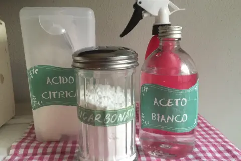 Acido citrico, bicarbonato e aceto bianco: ingredienti per un bucato profumato e un bucato morbido.