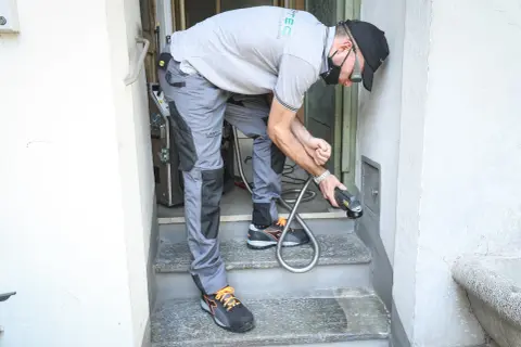 Tecnico con attrezzatura per pulizia a vapore, pronto a dimostrare come sbiancare la pietra e riportarla al suo antico splendore.