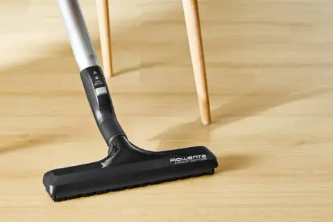 Spazzola Rowenta per parquet, ideale per capire come pulire i pavimenti in legno senza graffiarli.