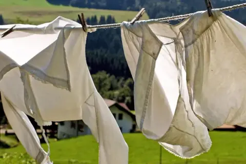 Biancheria bianca stesa al sole, un modo naturale per sbiancare i capi. Il sole e il vento fanno il loro lavoro.
