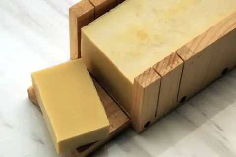 Un blocco di sapone di castiglia cos'è, pronto per essere tagliato in saponette.