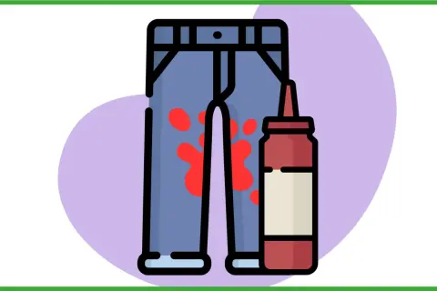 Un paio di jeans macchiati di rosso, forse da un incidente con il pomodoro. Accanto, una bottiglia di ketchup.