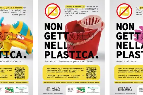 Tre poster informativi sulla raccolta differenziata: giocattoli, secchi e guanti non sono imballaggi riciclabili.