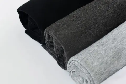 Capi scuri e chiari, pronti per la lavatrice. Tessuti morbidi in diverse tonalità di grigio e nero.