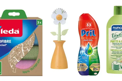 Panni in microfibra Vileda, spazzola per piatti a forma di fiore Vigar e sapone per piatti e mani Nuncas: alternative naturali per cosa usare al posto del detersivo per lavastoviglie.