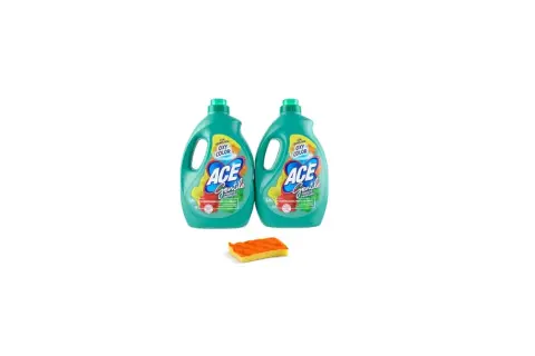 Due flaconi di candeggina ACE Gentile per colorati, con tecnologia Oxy Color, accanto a una spugna arancione.