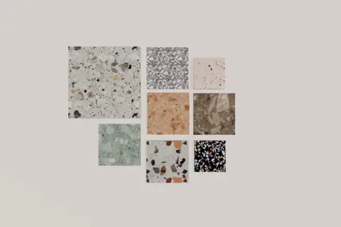 Vari campioni di pavimento scaglietta in diverse colorazioni e granulometrie, dal chiaro al scuro, con inserti di varie pietre.
