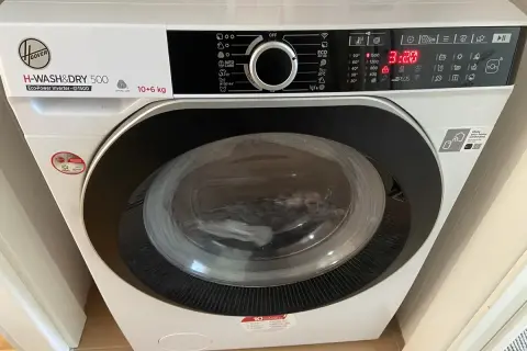 Lavatrice Hoover H-Wash&Dry 500 con oblò chiuso. Il display mostra 3:20, indicando che il cestello non si apre.