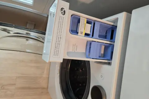 Cassetto del detersivo della lavatrice con scomparti per detersivo, ammorbidente e candeggina. Pronto per il prelavaggio lavatrice.