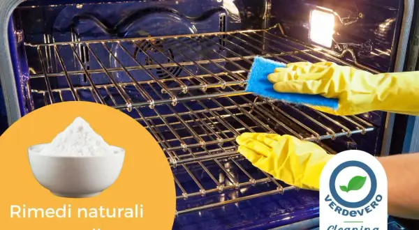 Mani con guanti gialli puliscono le griglie del forno con una spugna blu. Una ciotola di bicarbonato di sodio suggerisce come pulire il forno con prodotti naturali.