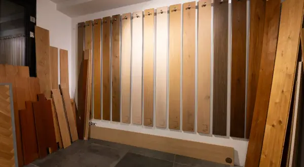 Campione di parquet oliato o verniciato, con diverse tonalità di legno esposte.