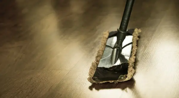 Un mocio su un pavimento in legno. Attenzione, l'aceto rovina il pavimento se usato in modo errato.