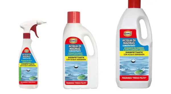 Tre flaconi di detergente Madras per pavimenti e superfici lavabili, con acqua ossigenata per una pulizia profonda.