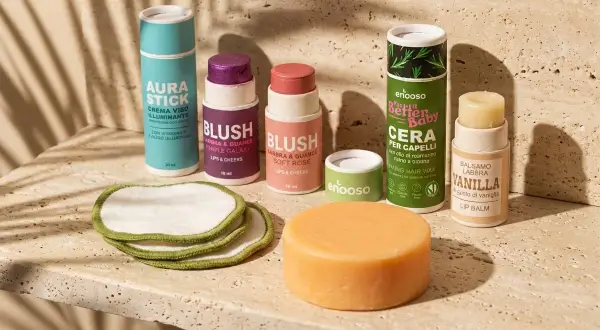 Prodotti di bellezza naturali: blush, balsamo labbra alla vaniglia e cera per capelli con cera di carnauba.