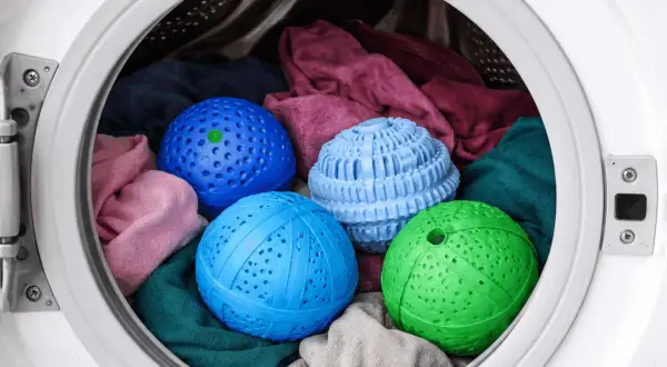 Palline colorate per il bucato, pronte per un lavaggio efficace nella lavatrice.
