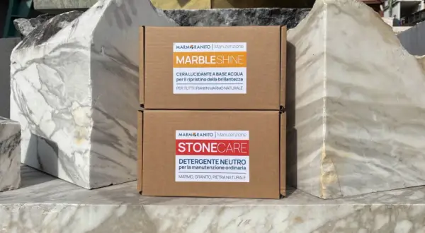 Prodotti per la manutenzione del marmo: "MarbleShine" per lucidare e "StoneCare" per pulire. Ideali per chi cerca come pulire marmo incrostato e mantenerlo splendente.