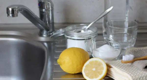 Limone, bicarbonato e aceto: ingredienti naturali per lavare i piatti senza detersivo.