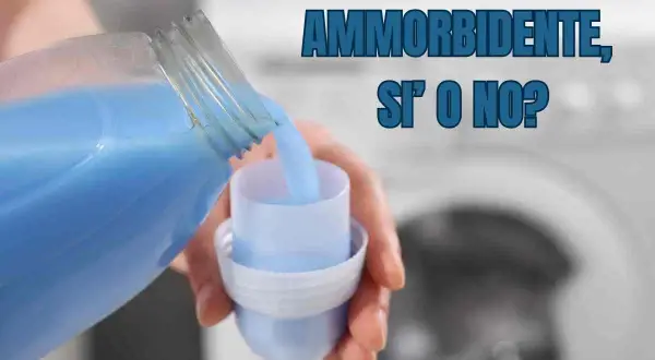 Versando ammorbidente blu in un tappo dosatore. A cosa serve l'ammorbidente? Per capi morbidi e profumati.