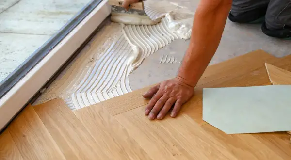 Installazione parquet: stesura colla per evitare che il parquet si gonfi.