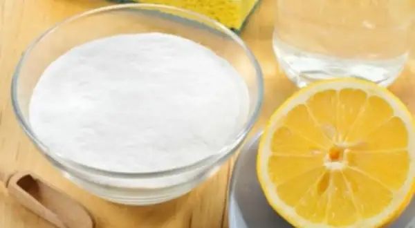 Bicarbonato in una ciotola, limone, acqua e spugna. Non sono la stessa cosa, ma insieme puliscono!