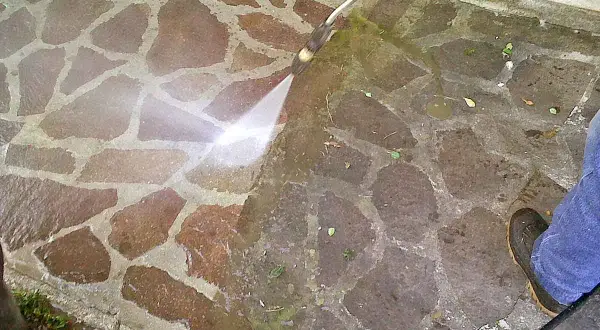 Pulizia della palladiana esterna con idropulitrice. L'acqua rimuove sporco e detriti, rivelando la bellezza della pietra.