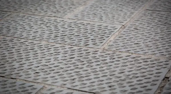 Pietra serena con texture a rombi, ideale per pulire pietra serena con bicarbonato per un risultato impeccabile.