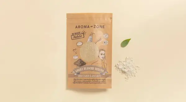Argilla bianca in polvere, dalle proprietà addolcenti e lenitive, ideale per pelli sensibili. Aroma-Zone.