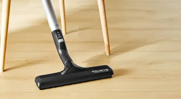 Spazzola Rowenta per parquet, ideale per capire come pulire i pavimenti in legno senza graffiarli.